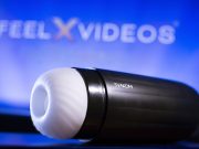 Review Svakom Sam Neo Foto van Svakom Sam Neo sextoy voor FeelXVideos logo op beeldscherm voor Review Svakom Sam Neo sextoy en Interactieve porno met FeelXVideos en dit Svakom seksspeeltje