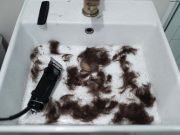 Schaamhaar scheren voor beginners: veilig kale ballen Net69 Blog: Schaamhaar scheren: kale ballen. wasbak vol met haar. Foto van Unsplash